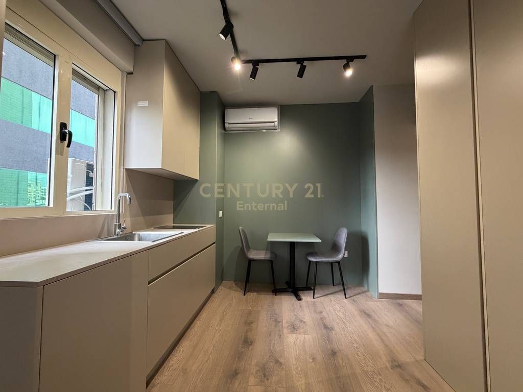 In vendita 3 studi organizzati in un'unica proprietà, nella zona di Rruga Stacioni i Trenit, di fronte a SPAK, a Tirana.