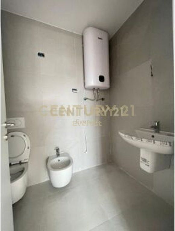 JEPET ZYRE ME QIRA TEK LAKE VIEW 2+1+2