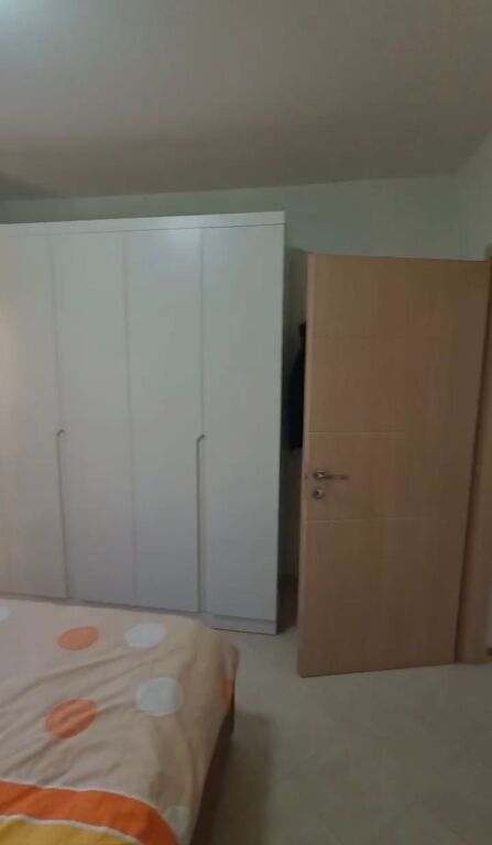 Shitet apartament 1+1 i mobiluar tek Oxhaku