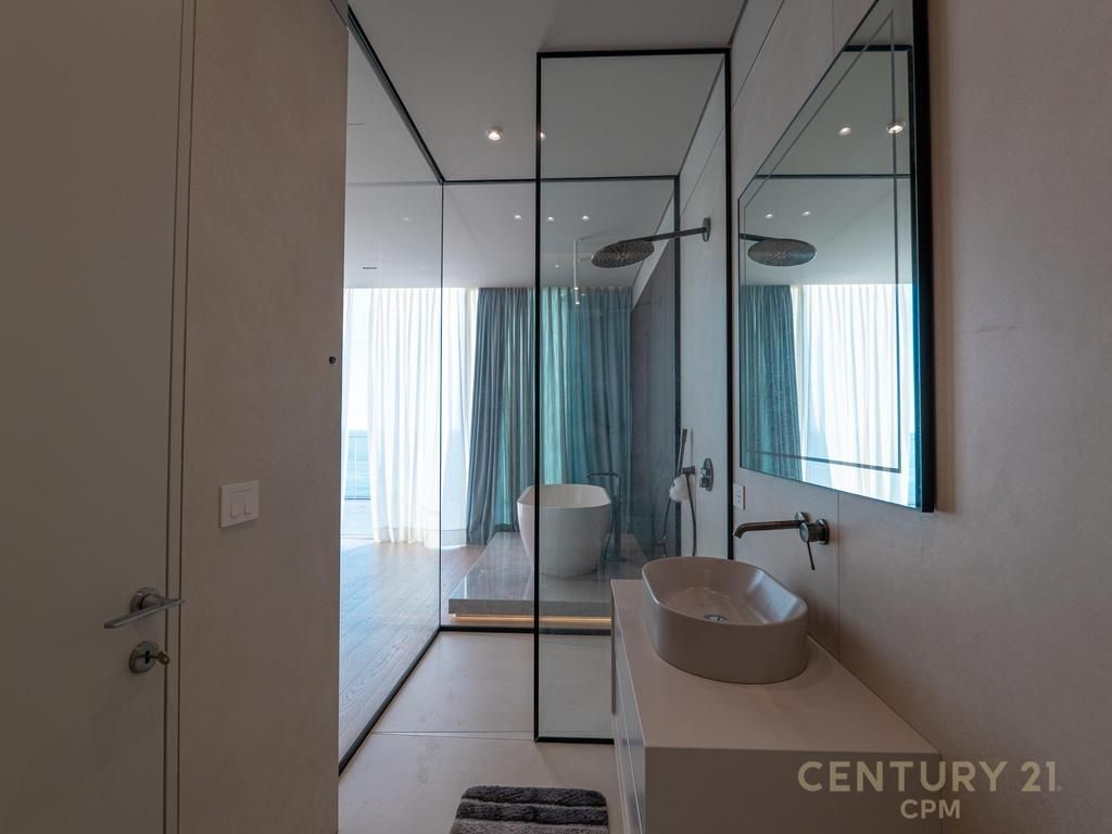 SHITET NJË NGA VILAT MË TË BUKURA NË GREEN COAST, PALASË 3,500,000 €