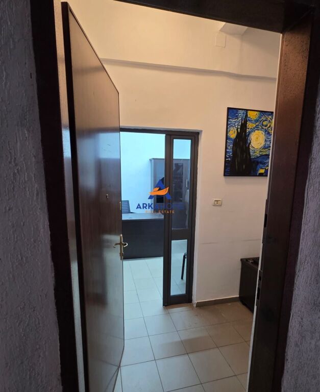 JEPET ZYRE ME QERA 24M2 " BULEVARDI BAJRAM CURR " 50.000 LEKE