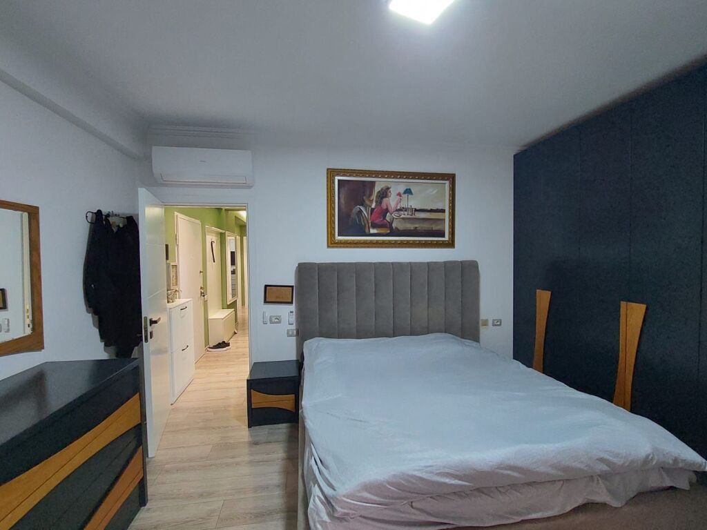 Tek Selvia ,prane Hotel Black Diamond,jepet me qera apartament 3+1+2 i mobiluar.
