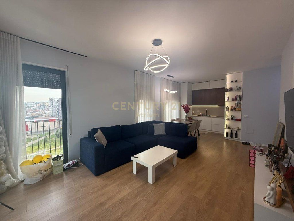 Shitet apartament 1+1 tek kompleksi 5D Porcelan , prane TV klan!