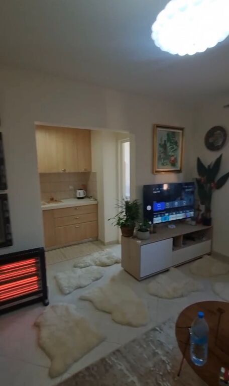 Shitet apartament 1+1 i mobiluar tek Oxhaku