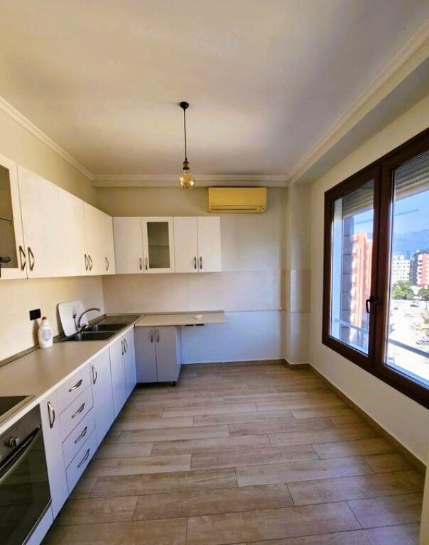 Ambjent per zyra pranë kompleksit Delijorgji