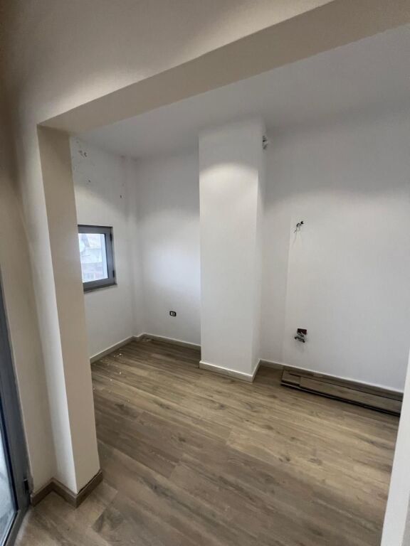 ZYRE ME QERA 160 M2 PAZARI I RI 1.500 EURO