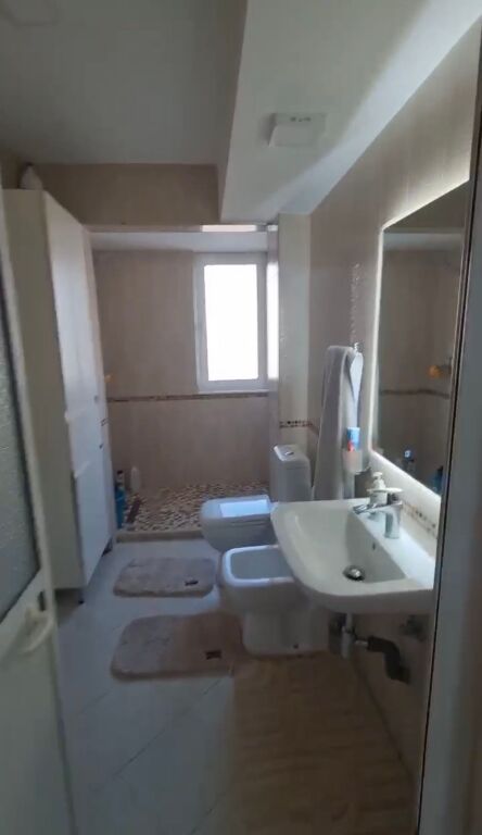 Shitet apartament 1+1 i mobiluar tek Oxhaku