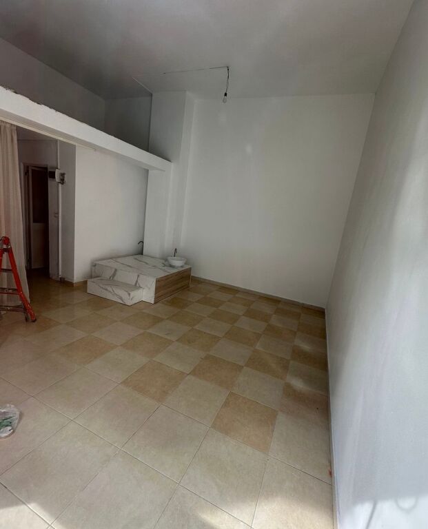 Commercial space for rent in Astir