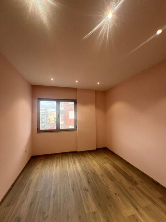 ZYRE ME QERA 160 M2 PAZARI I RI 1.500 EURO