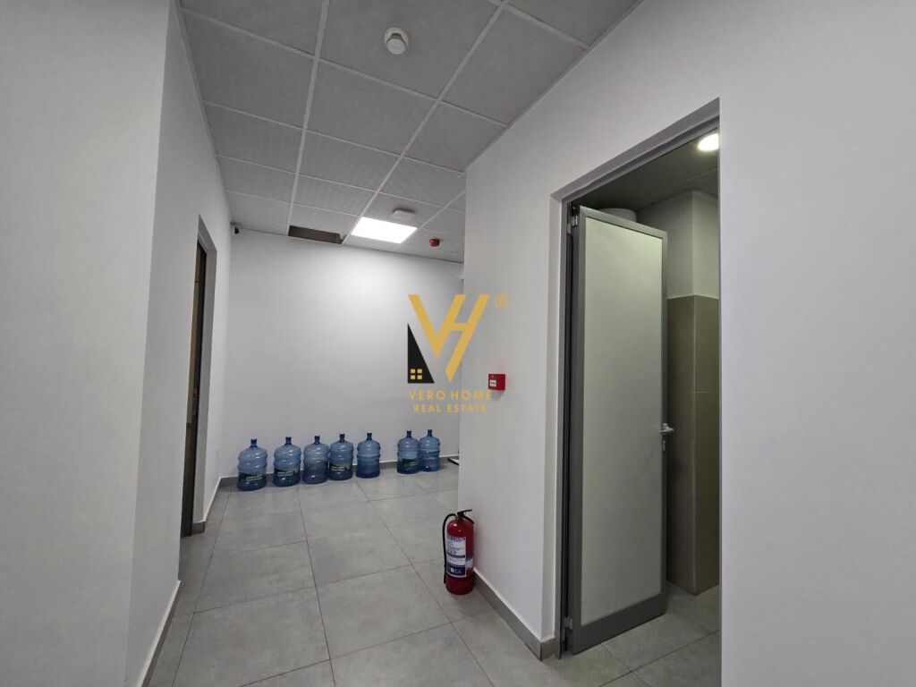 SI AFFITTASI EDIFICIO COMMERCIALE 1.340 M2 IN VIA KAVAJA 15.000 EURO