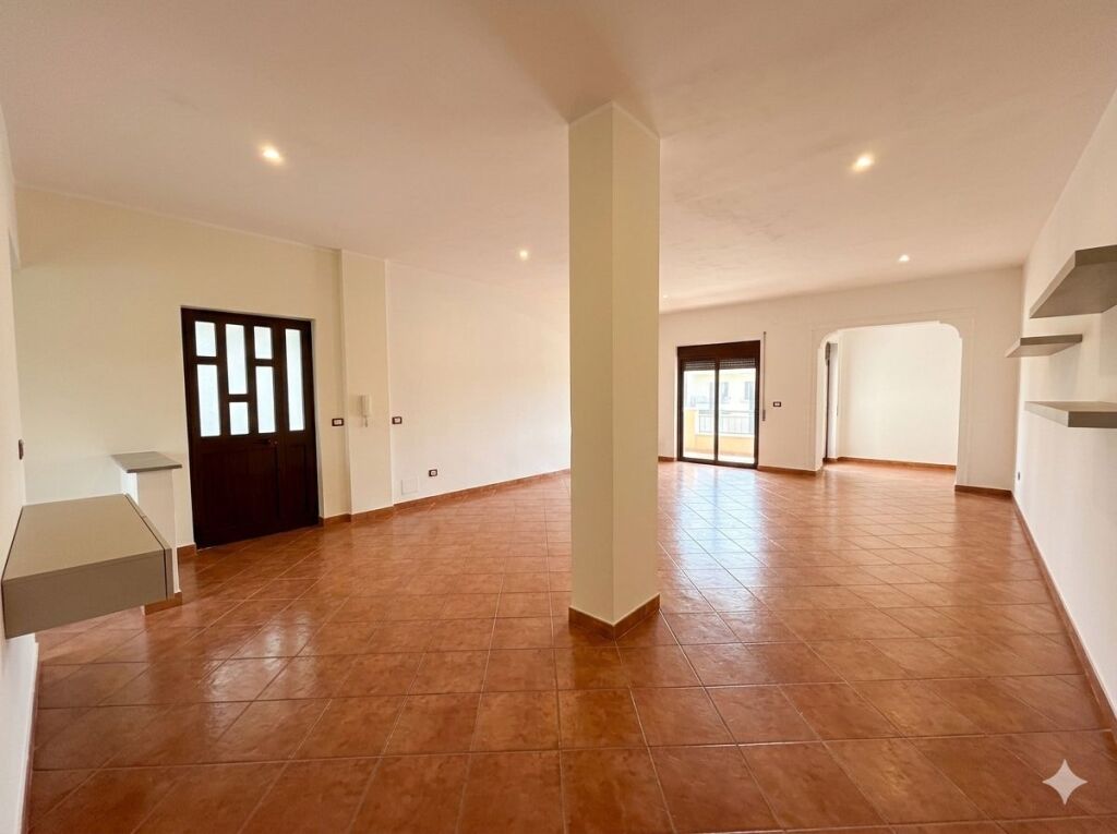 Shitet pronë në pozicion strategjik – rrugë kryesore pranë Drejtorisë së Policisë