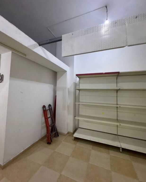 Commercial space for rent in Astir