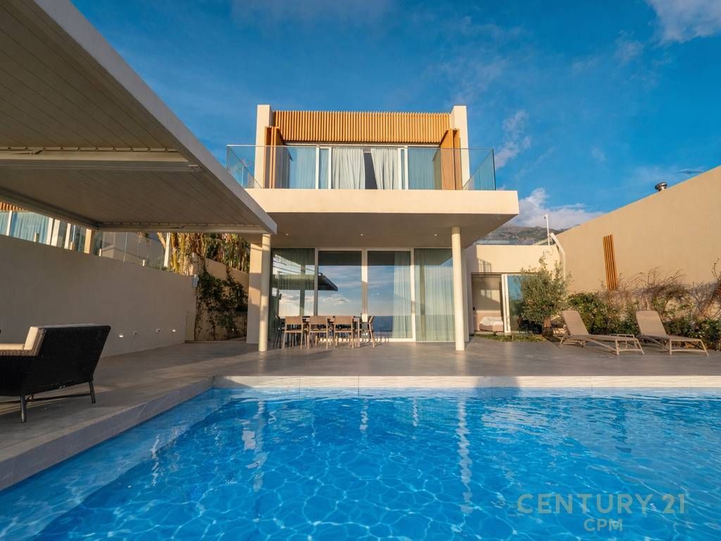 SHITET NJË NGA VILAT MË TË BUKURA NË GREEN COAST, PALASË 3,500,000 €