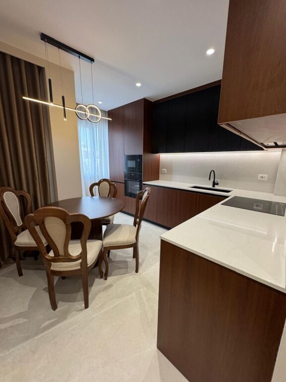 Jepet me qira 2+1+2 ZOGU I ZI 850€