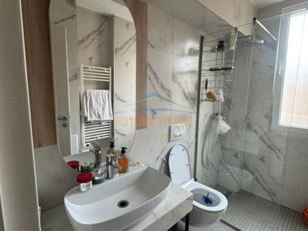 Shitet,Apartament 3+1+2, 21 Dhjetori,Tiranë