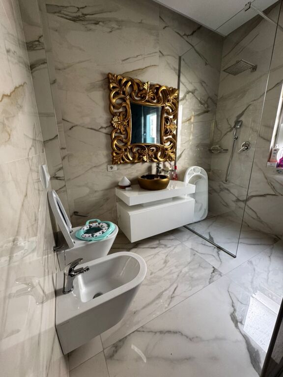 📣Appartamento in affitto 2+1+2 bagni  📍Indirizzo: Lago Secco, Complesso Fz✨ 📐Superficie 95 m2 🚪L'ingresso si trova al 3° piano🌅  ✨Arredato ✨700€ *Per maggiori info. contattare 