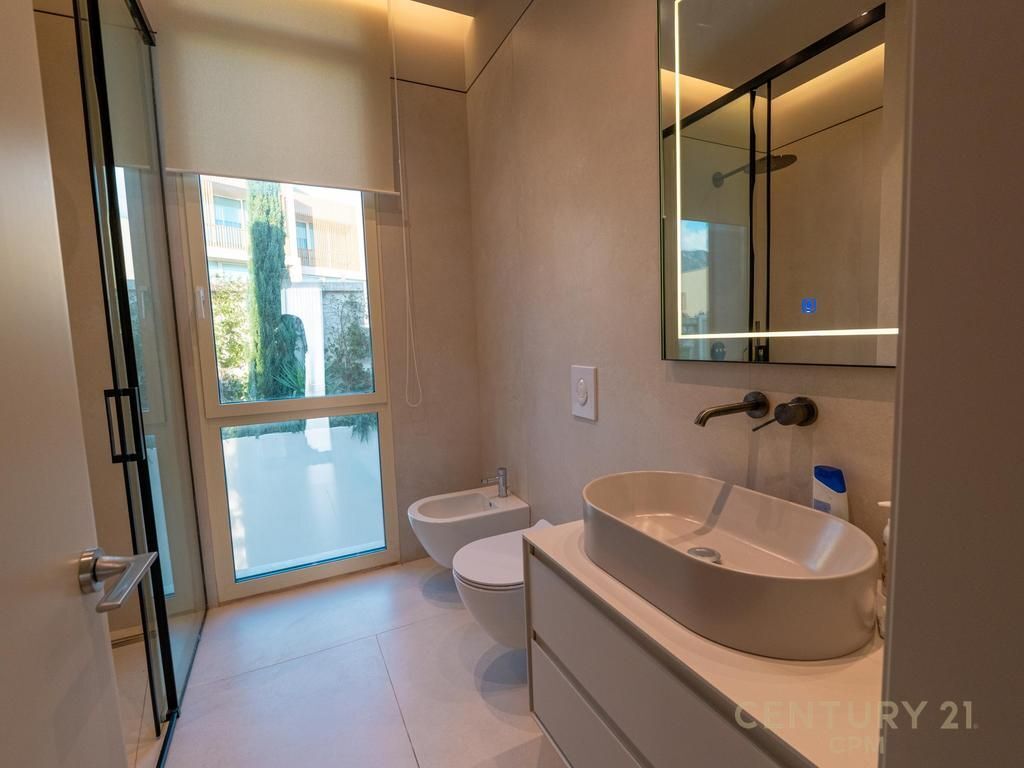 SHITET NJË NGA VILAT MË TË BUKURA NË GREEN COAST, PALASË 3,500,000 €