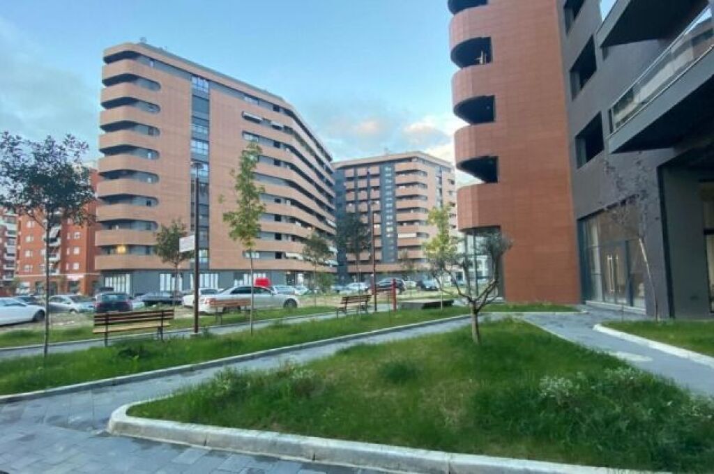 🏢 Zyrë me Qira – Oazis Residence