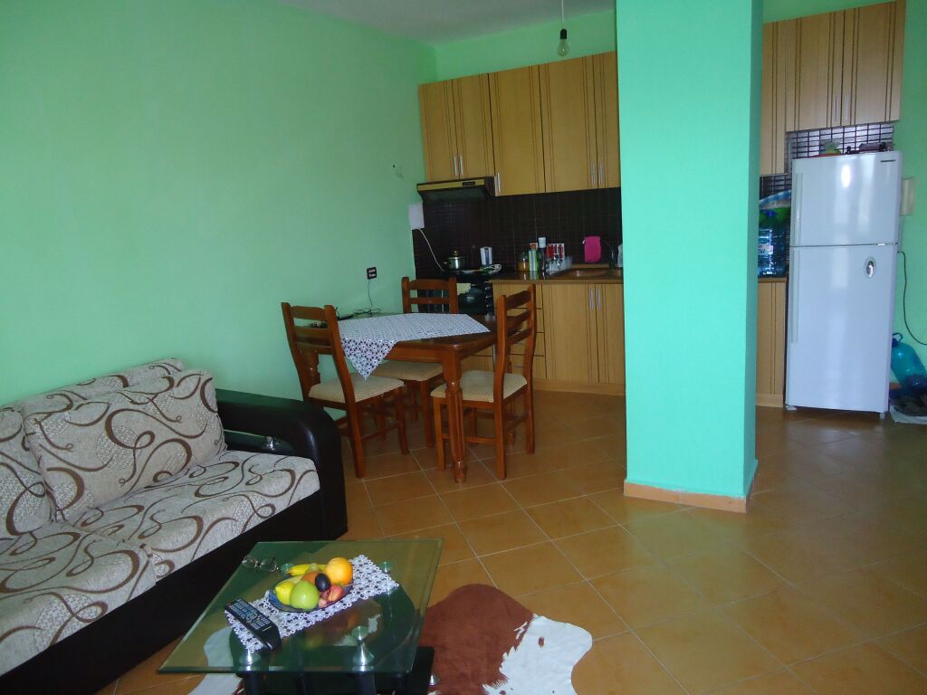 PËR SHITJE – APARTAMENT I MOBILUAR NË GOLEM.