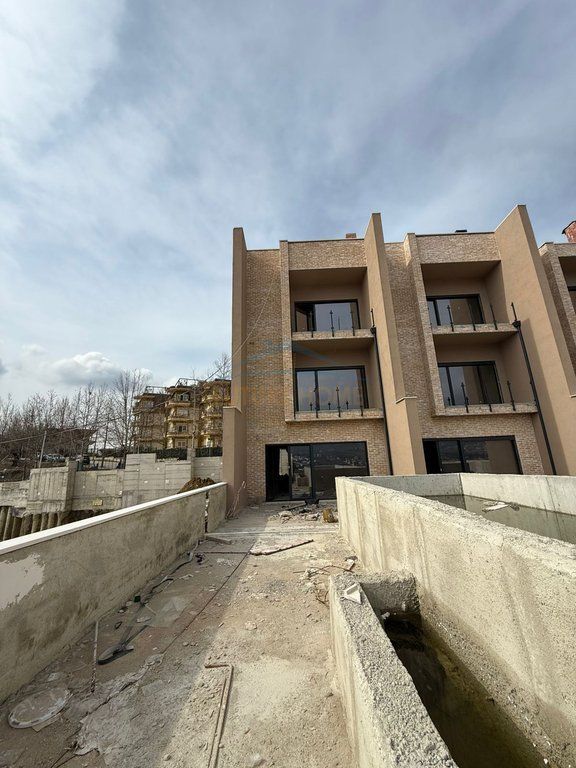 Shitet , Vile , Swan Lake Residence , Farke