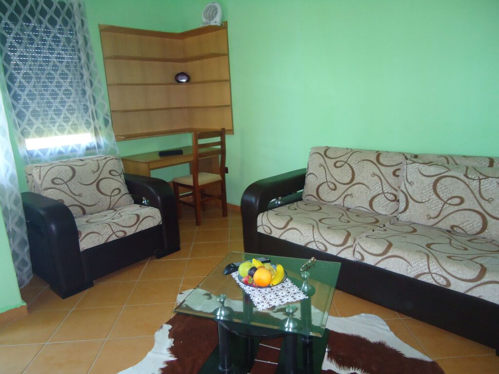 PËR SHITJE – APARTAMENT I MOBILUAR NË GOLEM.