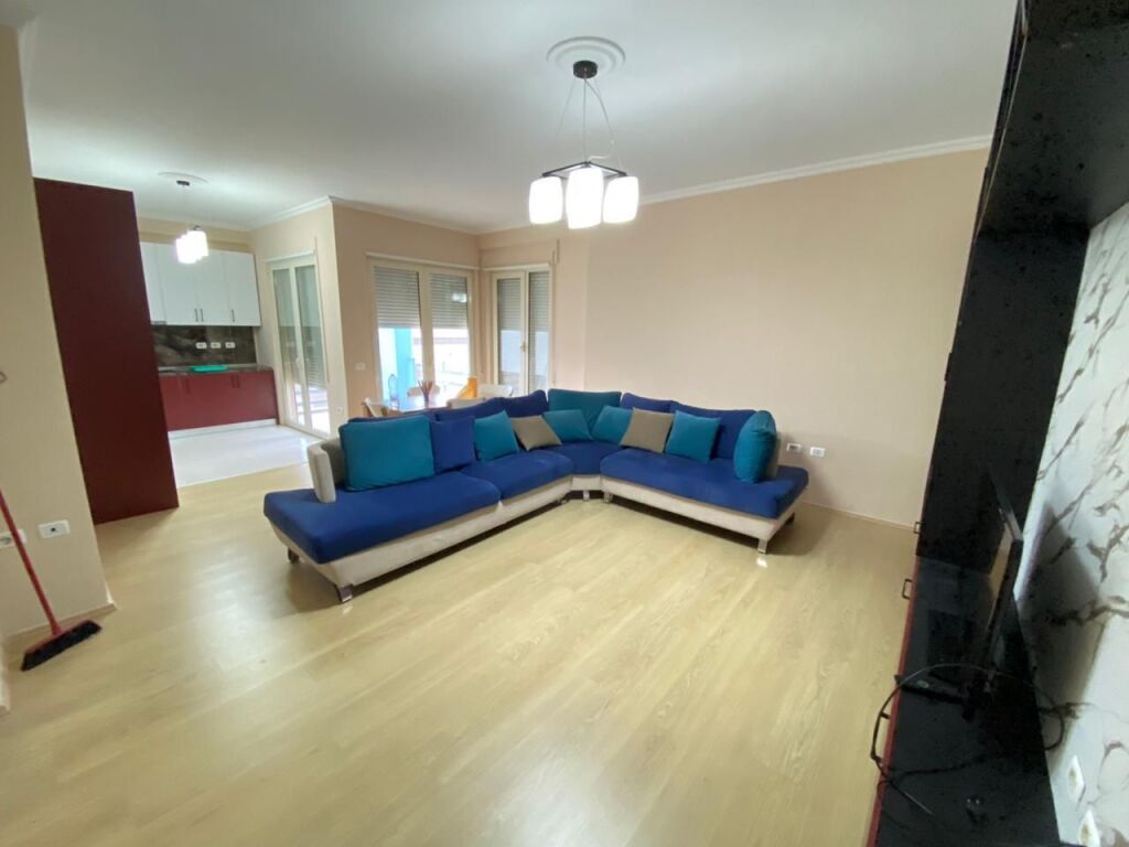 🏡 Jepet me qira 2+1   📍 Rruga Hamdi Sina, pranë Liqeni i Thatë 🌿  📐 136 m² | 🛁 2 banjo | 🌅 2 ballkone 🏢 Kati 3 | 🪑 Mobilim modern i ri ❄️🔥 Sistem ngrohje–ftohje | 🌳 Pamje nga liqeni  💶 70,000 lekë/muaj (neto)