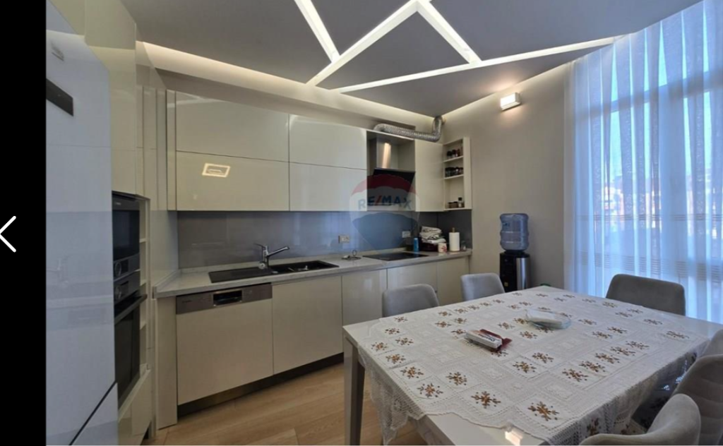 Apartament per shitje 2+1+2 tek Komuna e Parisit