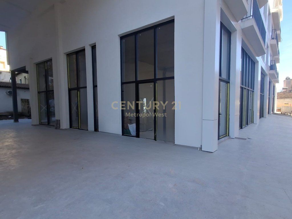Jepet Ambient Komercial me Qira – Mundësi Duplex – pranë Rrugës Bardhyl