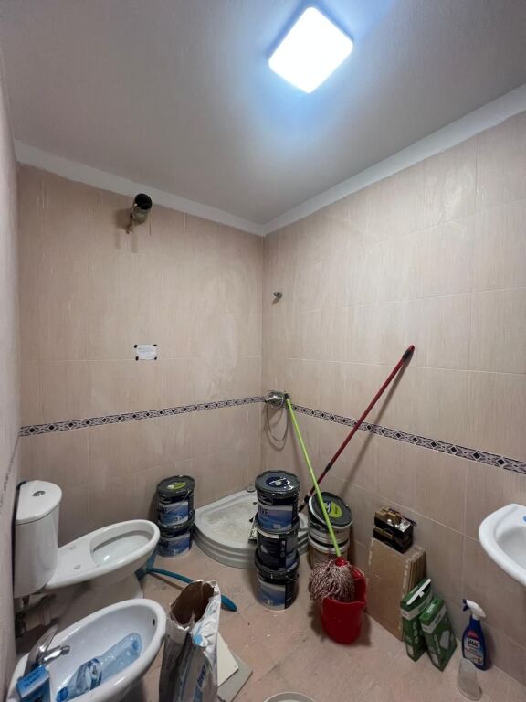 ZYRE ME QERA 160 M2 PAZARI I RI 1.500 EURO