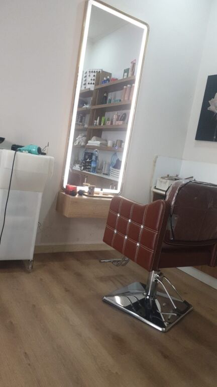 Business premises for hairdresser, train station, 350 rent and 3 million business sale