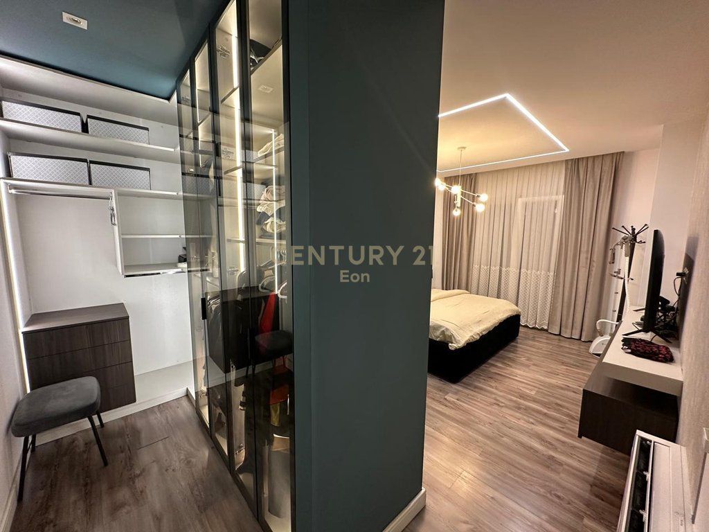 JAPIM ME QIRA APARTAMENT 2+1+2 NE QENDER TE DURRESIT PRANE PORTIT!