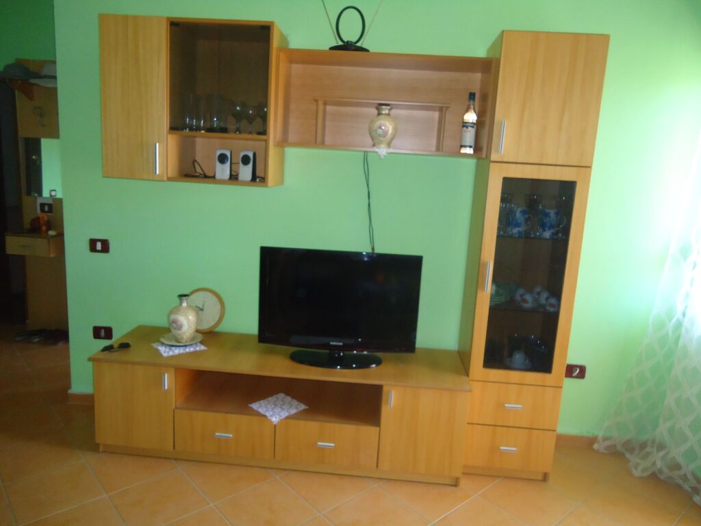 PËR SHITJE – APARTAMENT I MOBILUAR NË GOLEM.