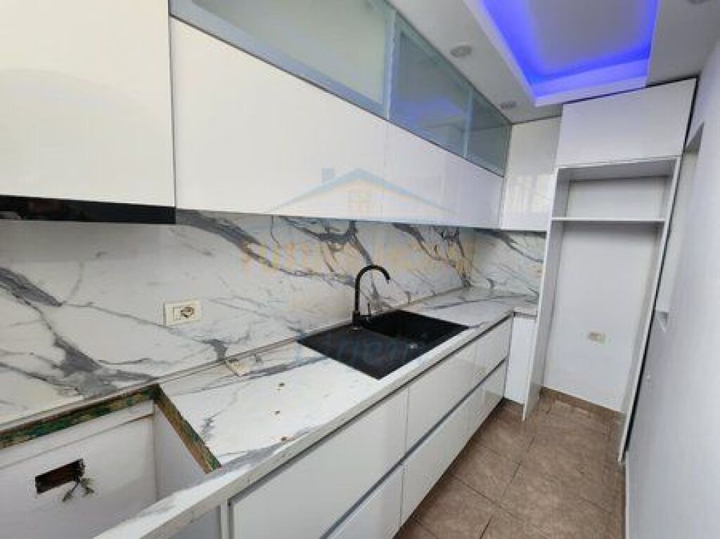 In vendita, Appartamento 2+1, Via Kavajës, Tirana