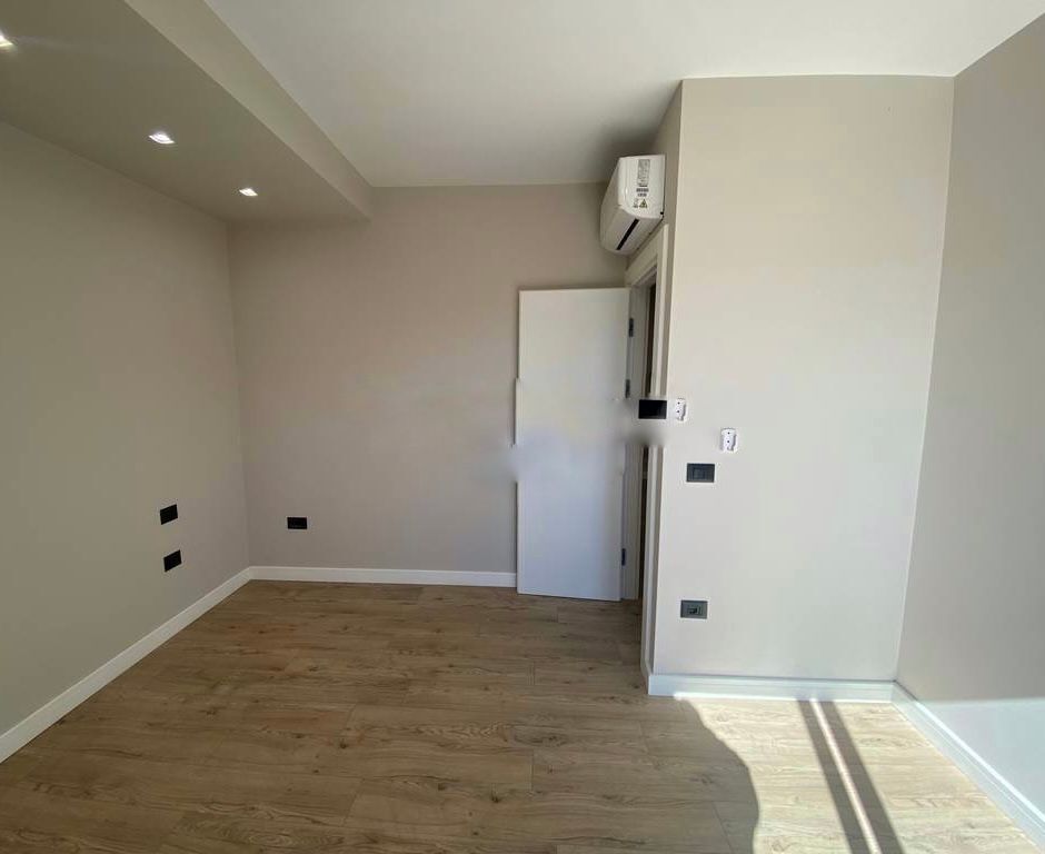 Affittasi appartamento 2+1+2 balconi vicino alla Scuola Rossa