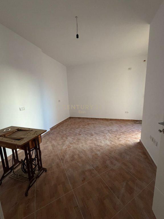 VENDESI APPARTAMENTO 2+1 – VICINO Hotel Florida, SPIAGGIA DURRËS  📍 Posizione molto buona, a pochi passi dal mare 🏢 Anno di costruzione: 2011 🏬 Piano: 5 📐 Superficie netta: 69,80 m² 📄 Con certificato di proprietà  💶 Prezzo: 155.000€ (trattabile)