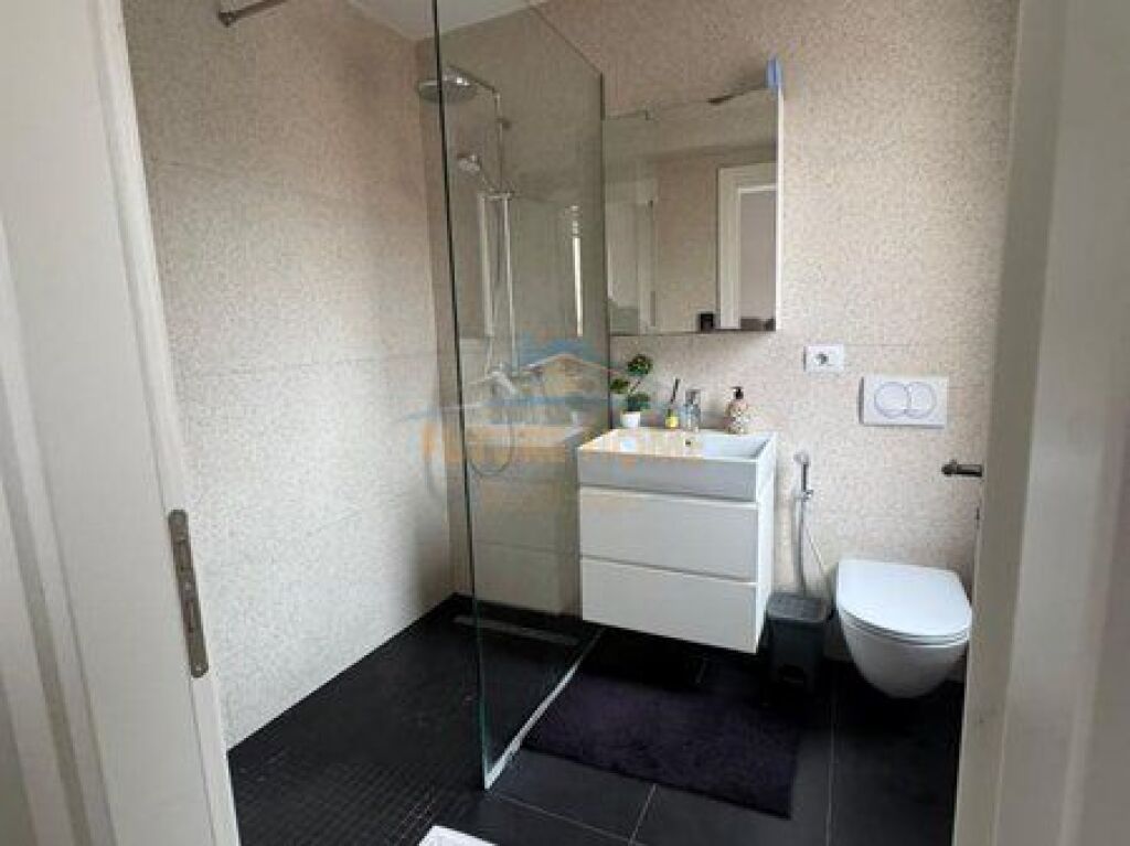 Shitet,Apartament 3+1+2, 21 Dhjetori,Tiranë