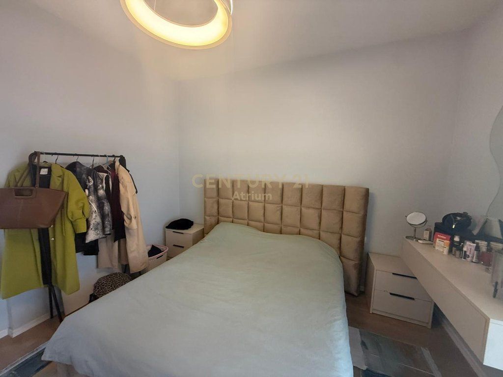 Shitet apartament 1+1 tek kompleksi 5D Porcelan , prane TV klan!