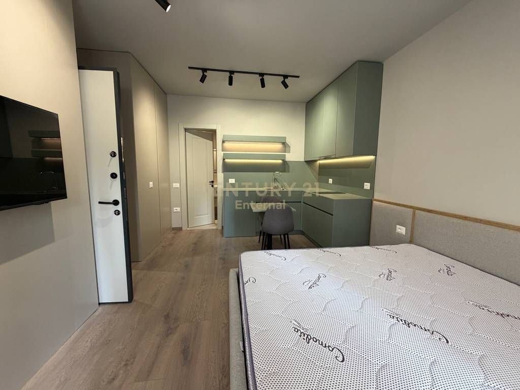 In vendita 3 studi organizzati in un'unica proprietà, nella zona di Rruga Stacioni i Trenit, di fronte a SPAK, a Tirana.