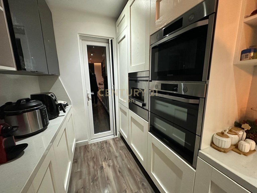 JAPIM ME QIRA APARTAMENT 2+1+2 NE QENDER TE DURRESIT PRANE PORTIT!