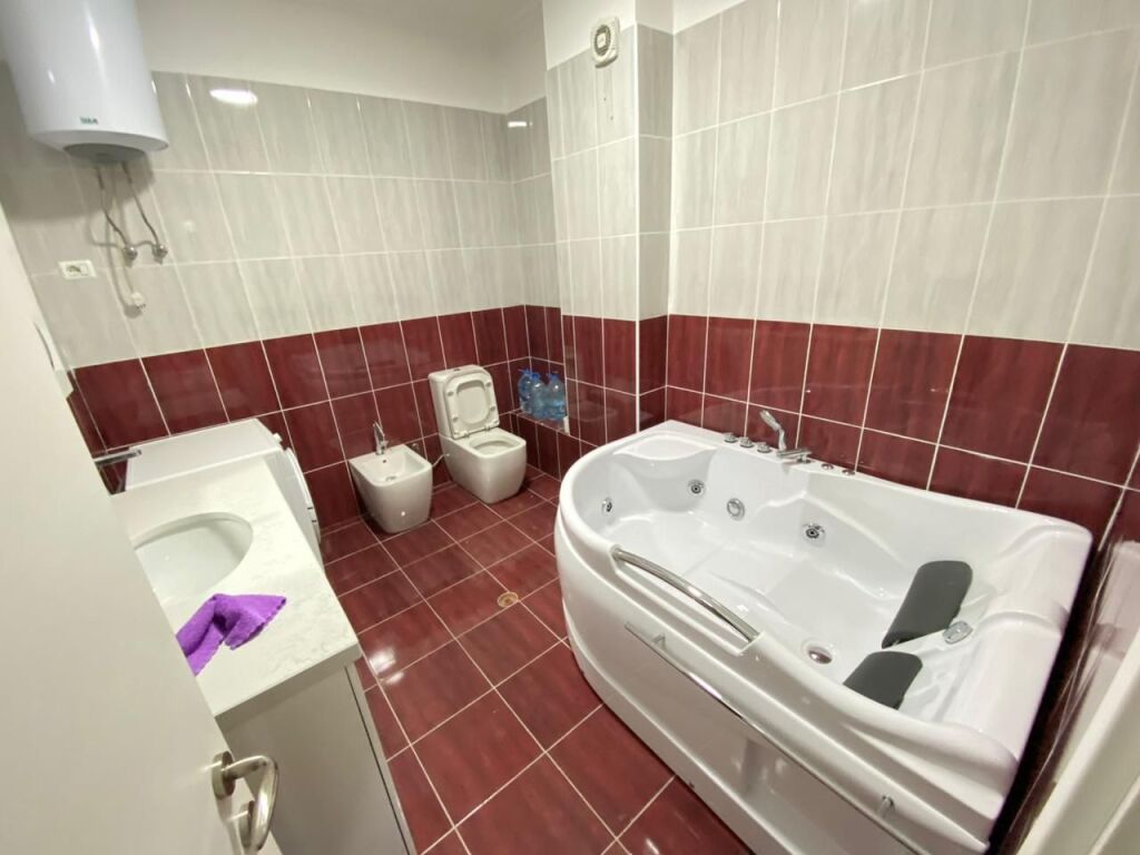 🏡 Jepet me qira 2+1   📍 Rruga Hamdi Sina, pranë Liqeni i Thatë 🌿  📐 136 m² | 🛁 2 banjo | 🌅 2 ballkone 🏢 Kati 3 | 🪑 Mobilim modern i ri ❄️🔥 Sistem ngrohje–ftohje | 🌳 Pamje nga liqeni  💶 70,000 lekë/muaj (neto)