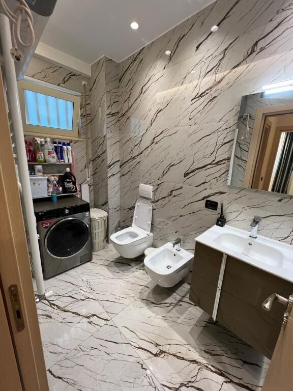 Apartament 2+1+2+ Parking per qira tek Liqeni i Thate.