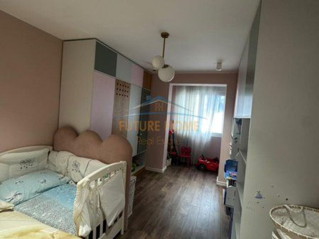 Shitet,Apartament 3+1+2, 21 Dhjetori,Tiranë