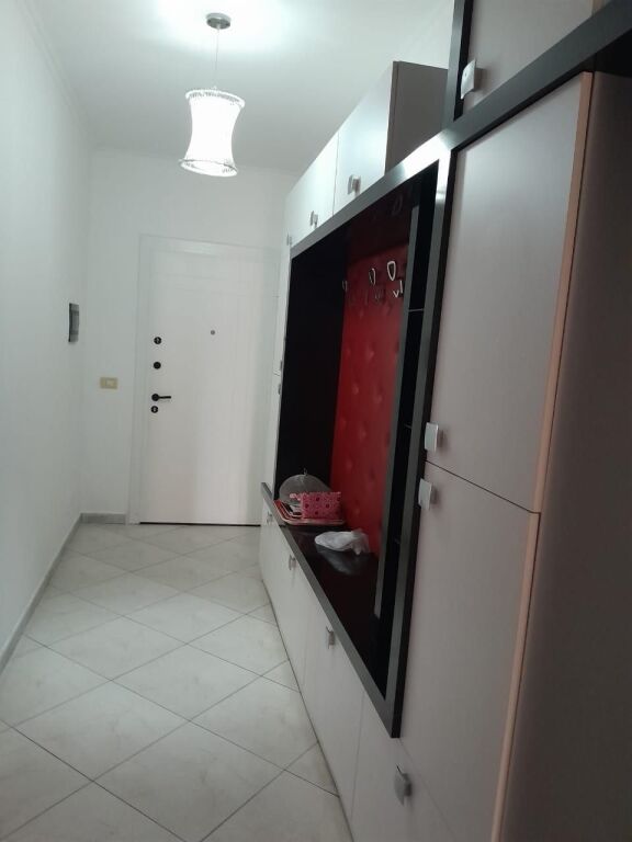 Apartament 2+1 per qira ne Yzberisht.