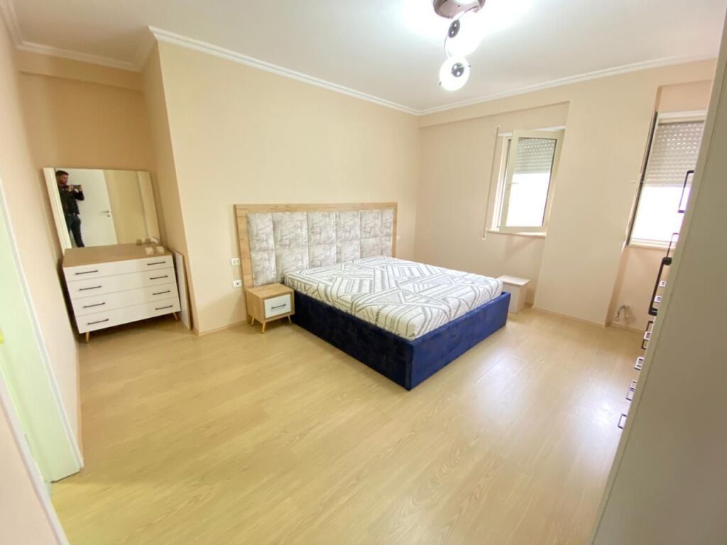 🏡 Jepet me qira 2+1   📍 Rruga Hamdi Sina, pranë Liqeni i Thatë 🌿  📐 136 m² | 🛁 2 banjo | 🌅 2 ballkone 🏢 Kati 3 | 🪑 Mobilim modern i ri ❄️🔥 Sistem ngrohje–ftohje | 🌳 Pamje nga liqeni  💶 70,000 lekë/muaj (neto)