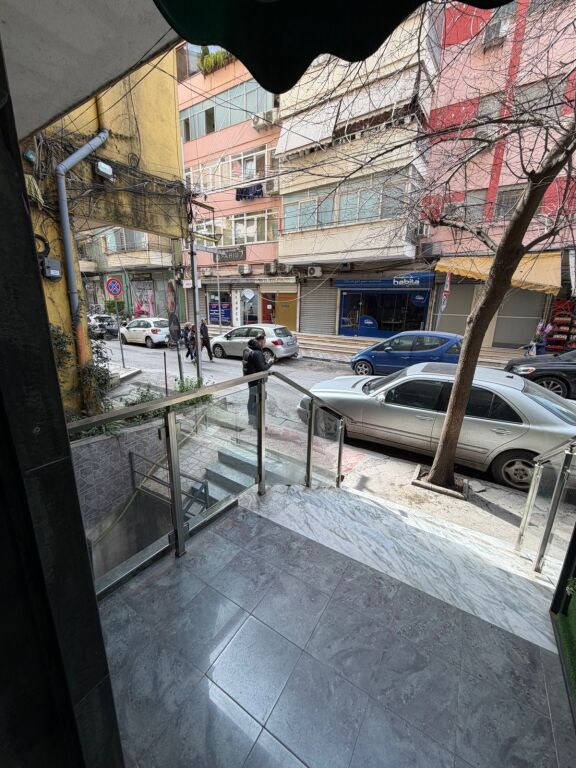 Ambient me qera tek Him Kolli