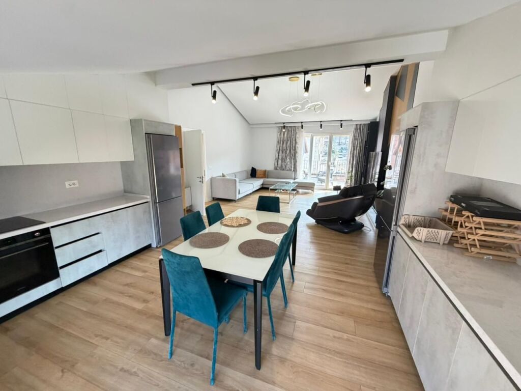 🏡 Jepet me qira 3+1+2 – Penthouse me 3 Parkime 📍 Secret Garden Residence, TEG – Tiranë  🏢 Kati 3 (i fundit – Penthouse) 📐 200 m² 🛏 3 dhoma gjumi 🛁 2 tualete 🌿 2 ballkone 🚗 3 parkime të përfshira në çmim  Apartament modern, me hapësira të bollshme, dritë natyrale gjatë gjithë ditës dhe qetësi absolute. Rezidencë elitare me standard të lartë ndërtimi, ideale për familje që kërkojnë komoditet dhe privatësi pranë TEG.  💶 1,500 € / muaj (përfshirë 3 parkimet)