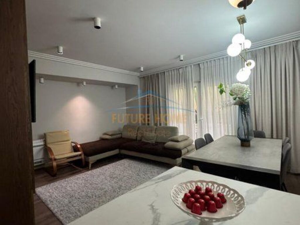 Shitet,Apartament 3+1+2, 21 Dhjetori,Tiranë