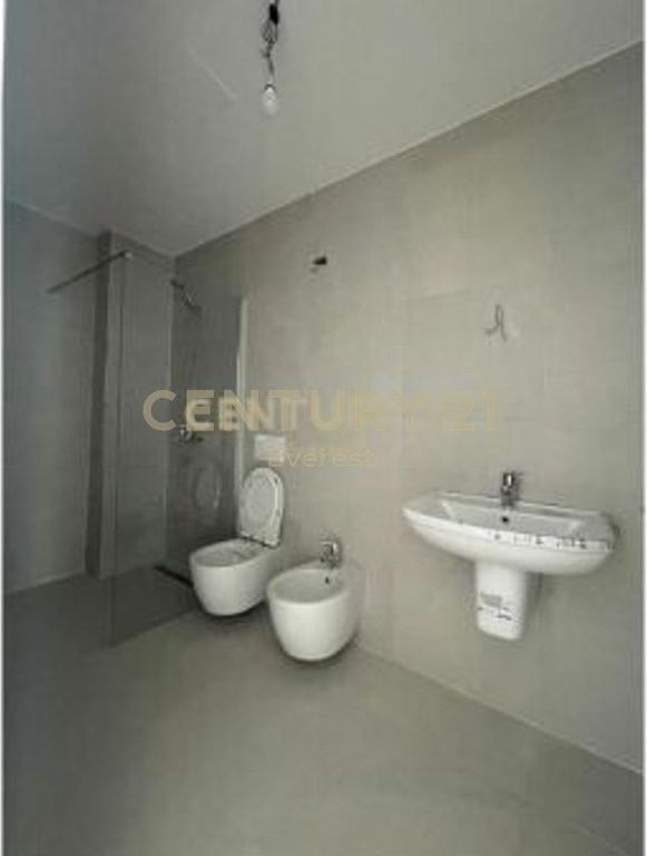 JEPET ZYRE ME QIRA TEK LAKE VIEW 2+1+2