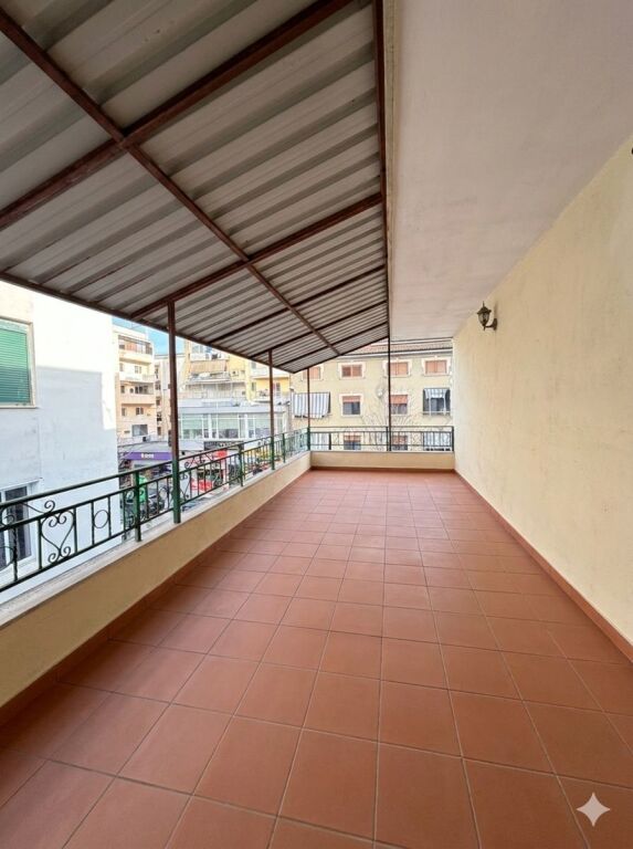 Shitet pronë në pozicion strategjik – rrugë kryesore pranë Drejtorisë së Policisë