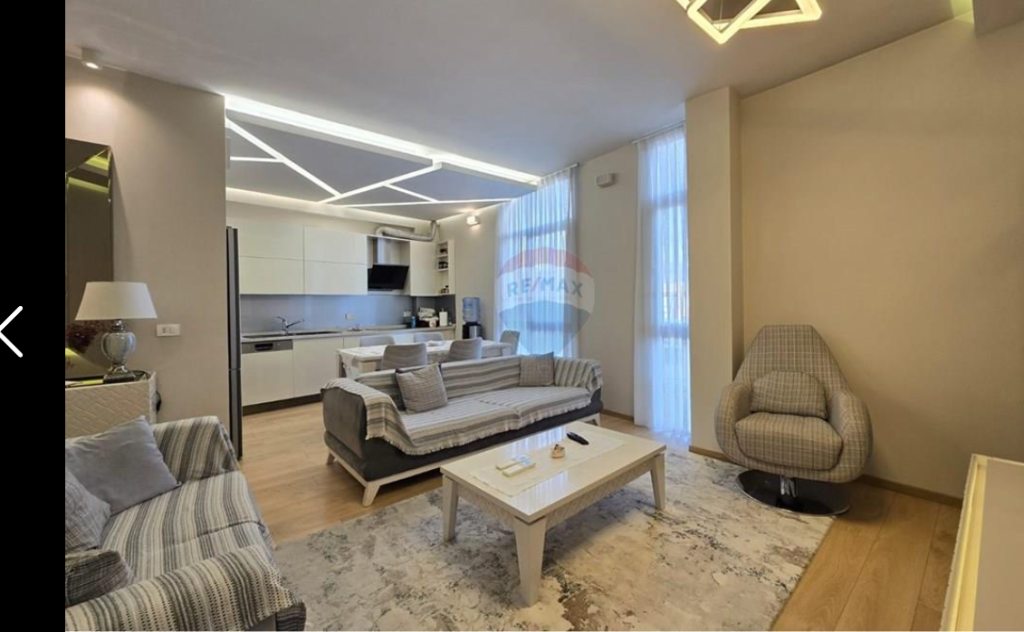 Apartament per shitje 2+1+2 tek Komuna e Parisit